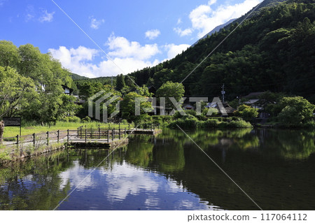 Yufuin: Lake Kinrin in the morning 117064112