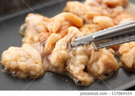 Grilling Shimacho offal at a yakiniku restaurant 117064424
