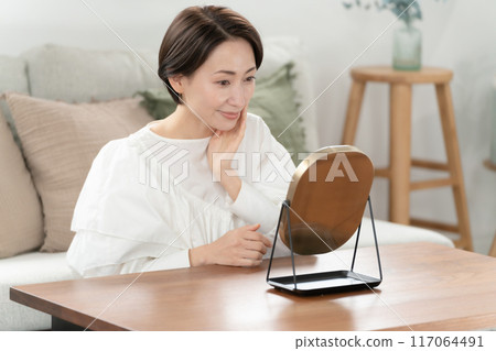 照鏡子客廳的女人 117064491