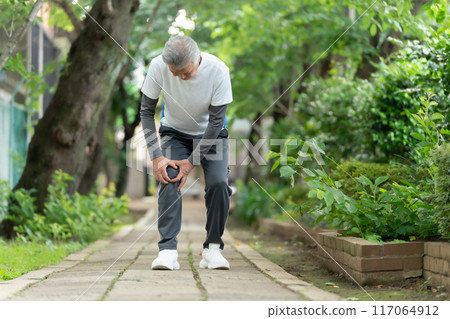 Knee arthrosis Senior male Knee arthrosis Senior male 117064912