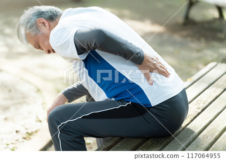 老人患背痛 117064955