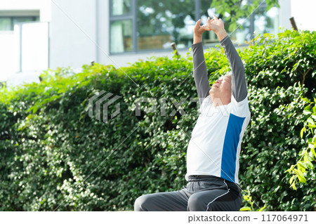 Senior man stretching 117064971