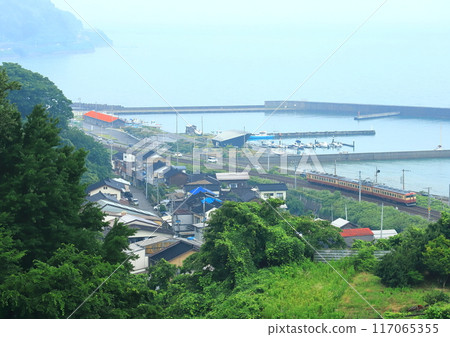 Sea of Japan Hisui Line "Japan Railways express train running with the Sea of Japan in the background" 117065355