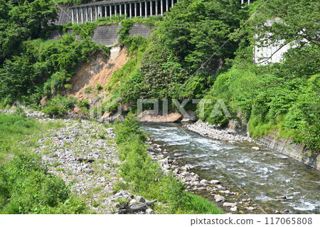 Kiyotsu River: Cliff collapse, view from Mannen Bridge, Tokamachi City, Niigata Prefecture 117065808