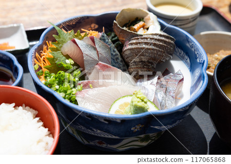 大分特產的生魚片套餐,新鮮的關味鯖魚關武里 大分特產的生魚片套餐,新鮮的關味鯖魚關武里 117065868