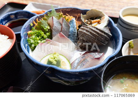 大分特產的生魚片套餐，新鮮的關味鯖魚關武里 117065869