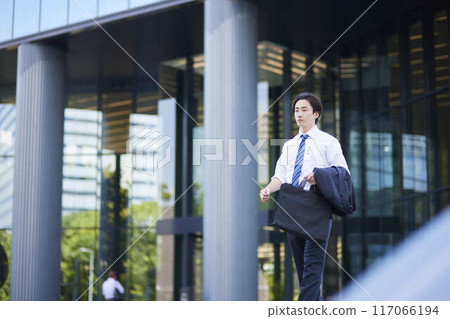 穿著西裝的年輕商人離開辦公室 117066194