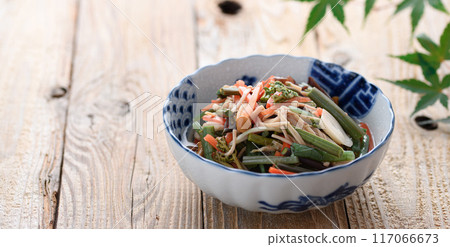 水煮野菜(蕨菜、馬鈴薯莖、滑子菇、竹筍、木耳、金針菇、胡蘿蔔) 水煮野菜(蕨菜、馬鈴薯莖、滑子菇、竹筍、木耳、金針菇、胡蘿蔔) 117066673