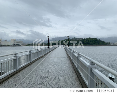 A bridge leading to an isolated island in the sea 117067031
