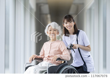 坐輪椅的高級女性和護士看著相機肖像 117067078