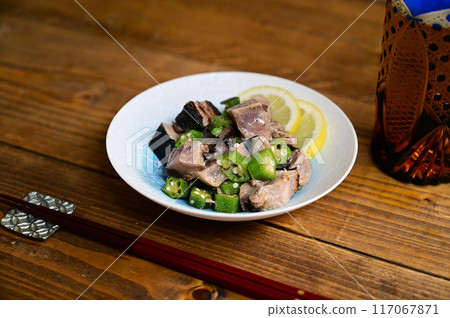 Seared bonito and okra with lemon 117067871