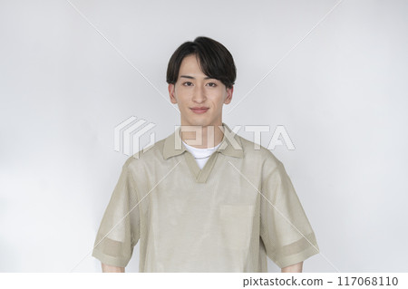 一個年輕人看著鏡頭微笑 117068110