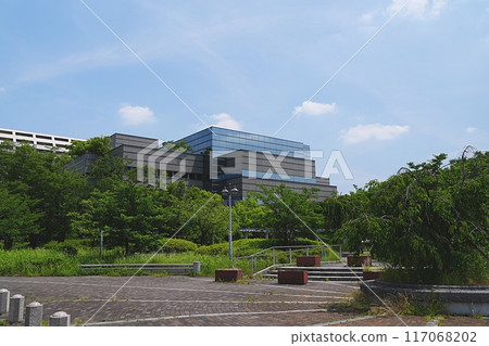 大阪市、東大阪市、大阪府立中央圖書館(由北側看,初夏) 大阪市、東大阪市、大阪府立中央圖書館(由北側看,初夏) 117068202