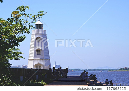 大阪、堺市、舊堺燈塔和避暑者（夏末） 117068225