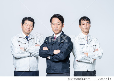 Middle-aged senior man in work clothes 117068513