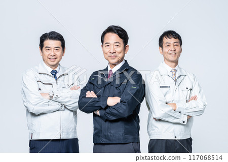 Middle-aged senior man in work clothes 117068514