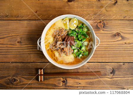 醃李子和納豆磨碎的秋葵素麵 醃李子和納豆磨碎的秋葵素麵 117068804