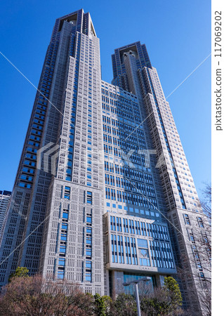藍天高聳的東京都廳舍（東京都新宿區） 117069202