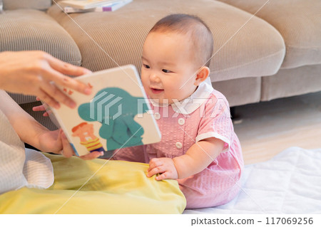 Japanese baby 117069256