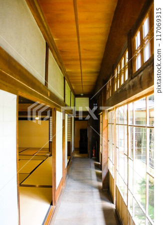 備中吹屋街景 吹屋故里村(舊片山家宅邸) 1樓陽台(木板走廊) 備中吹屋街景 吹屋故里村(舊片山家宅邸) 1樓陽台(木板走廊) 117069315