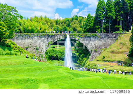 Tsujun Bridge in summer, Kamimashiki District, Kumamoto Prefecture 117069326