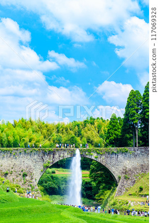 Tsujun Bridge in summer, Kamimashiki District, Kumamoto Prefecture 117069328