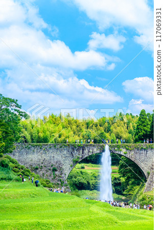 Tsujun Bridge in summer, Kamimashiki District, Kumamoto Prefecture 117069331