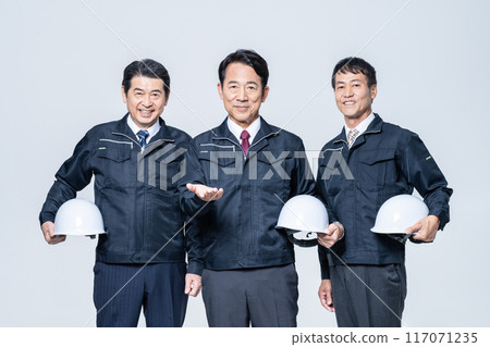 Middle-aged senior worker man 117071235