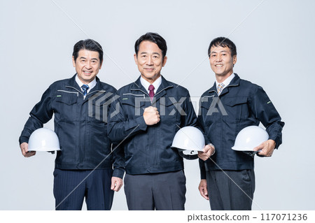 Middle-aged senior worker man Middle-aged senior worker man 117071236