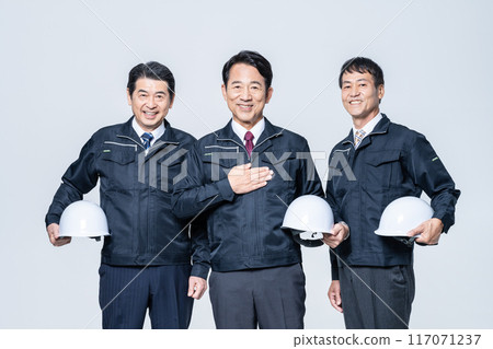 Middle-aged senior worker man Middle-aged senior worker man 117071237