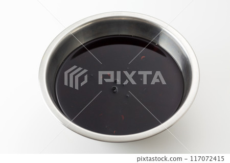 Soak black soybeans in water 117072415