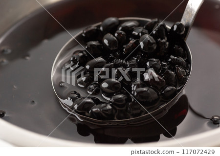 Soak black soybeans in water 117072429