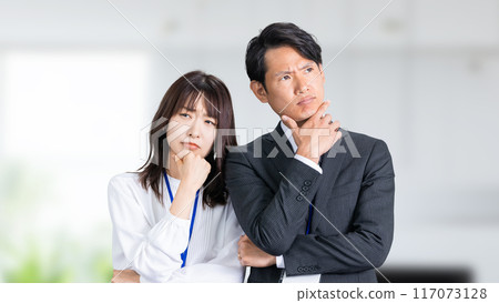 日本男性和女性商人愁眉苦臉地思考 117073128