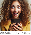 年輕女子，智慧型手機，看著相機 117073485