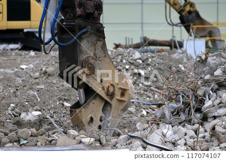 Demolition work of reinforced concrete building Demolition work of reinforced concrete building 117074107