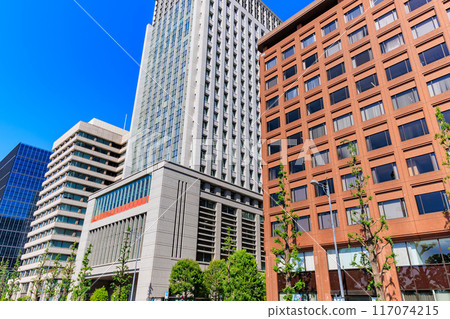 從東京千代田區丸之內日比谷街看到的三菱商事大廈和丸之內三井大廈 117074215