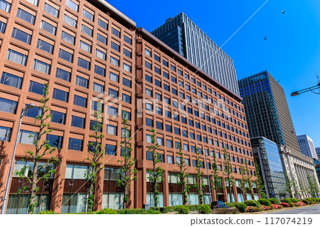 從東京千代田區丸之內日比谷街看到的丸之內三井大廈和岸本大廈 從東京千代田區丸之內日比谷街看到的丸之內三井大廈和岸本大廈 117074219