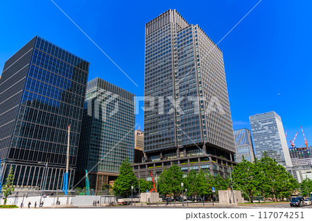 從東京千代田區丸之內日比谷街看到的新丸之內大樓 117074251