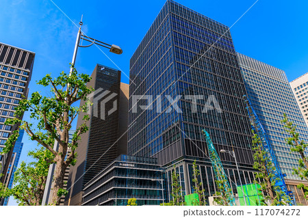Mizuho Marunouchi Tower and the Japanese Bankers Association as seen from Hibiya Street in Marunouchi, Chiyoda Ward, Tokyo 117074272