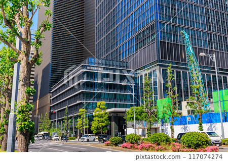 從東京千代田區丸之內日比谷街看到的瑞穗丸之內大樓和日本銀行家協會 117074274