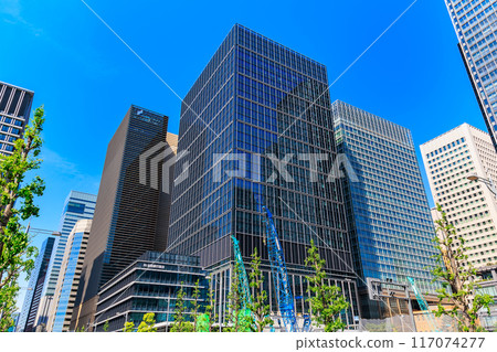 從東京千代田區丸之內日比谷街看到的瑞穗丸之內塔 從東京千代田區丸之內日比谷街看到的瑞穗丸之內塔 117074277