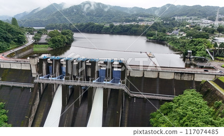 [Aerial photography] Shiroyama Dam with fresh greenery - Drone aerial photography of the impressive 40t/s gate discharge 117074485