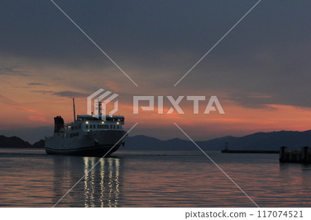 The ferry "Akatsuki Maru" entering Yawatahama Port in Ehime Prefecture 117074521