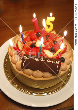 點著蠟燭的生日蛋糕 點著蠟燭的生日蛋糕 117075841