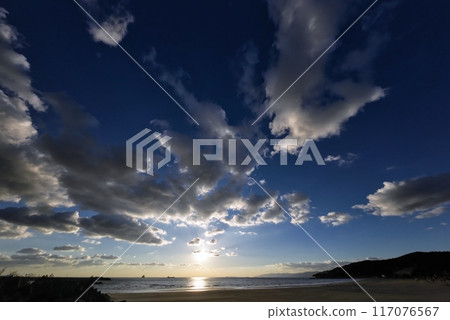 A refreshing blue sky with clouds floating in it in the evening, the sky and the sea, winter, ultra-wide angle, sky-focused, 231202pm 117076567
