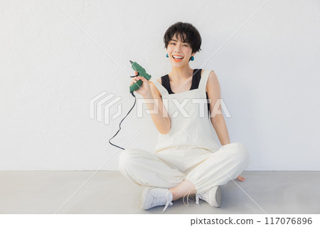 短髮女子做DIY 117076896