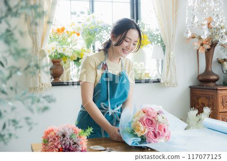 製作花束的女人 117077125