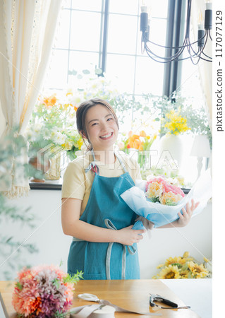 A woman making a bouquet 117077129