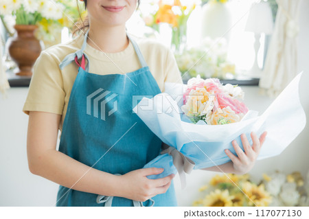 A woman making a bouquet 117077130