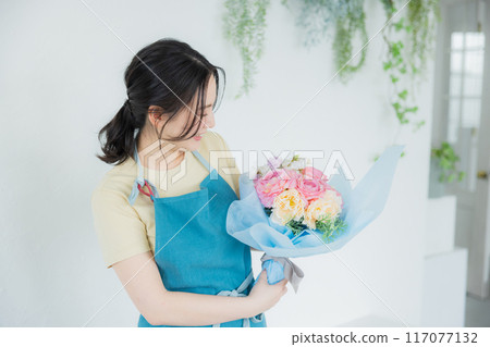 A woman making a bouquet 117077132
